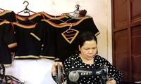 エデ族の錦織の模様を現代衣服に取り入れる取り組み