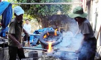 銅を鋳造するチャドン村