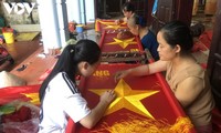 旗を縫い付けるトウバン（Từ Vân）村