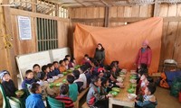 山間部の貧しい家庭の生徒へ食支援をする青年グループ