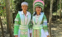 白モン族の女性の独特な衣装