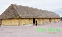ムノン族の伝統的な家屋「ロングハウス」