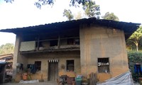 ラオカイ省のヌン族の伝統的な土壁の家