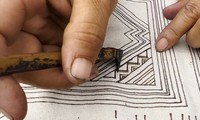 ライチャウ省のモン族 蜜蝋で布の模様を描く職人技を受け継ぐ