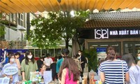 ハノイのブックストリートで「ごみを観賞植物に交換」イベント