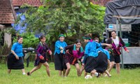 少数民族の女性が民族衣装を着てサッカーをするハーラウ定期市