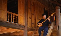 高床式の家の階段 テイ族とヌン族の文化と風習