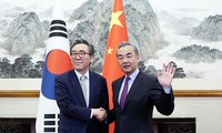  中韓外相が会談、「困難」でも安定追求　日中韓首脳会