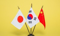 日中韓首脳会合、中国首相「新たな始まり」　貿易などで共同宣言