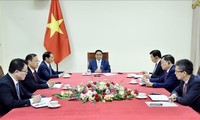 チン首相、ＳＰのローレンス・ウォン首相と電話会談
