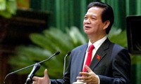 Perdana Menteri Vietnam Nguyen Tan Dung menjawab interpelasi