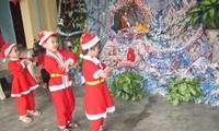 Suasana menyambut Hari  Natal  melanda seluruh Vietnam-2011