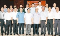 Sekjen KS PKV Nguyen Phu Trong melakukan kontak dengan  pemilih kabupaten kota Tay Ho, kota Hanoi