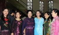 Pertemuan dengan para anggota wanita Majelis Nasional Vietnam angkatanke-13
