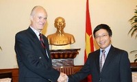 Menlu Pham Binh Minh menerima Ketua Dewan Penasehat Dana Demi Perdamaian 