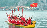 Lomba Pecun atau Festival Mendayung Perahu Naga di Vietnam