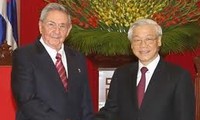 Sekjen KS PKV Nguyen Phu Trong  mengadakan resepsi yang khidmat untuk menghormat Ketua Kuba Raul Castro Ruz