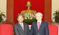 Sekjen KS PKV Nguyen Phu Trong menerima Ketua  Parlemen Kerajaan Kamboja Heng Samrin
