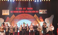 100 badan usaha menerima  penghargaan “ Brand Vietnam yang berkesinambungan- tahun 2012"