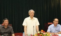 Sekjen KS PKV Nguyen Phu Trong  mengadakan temu kerja dengan Kementerian Pendidikan dan Pelatihan Vietnam