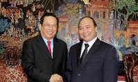 Deputi PM Vietnam Nguyen Xuan Phuc  menerima Menteri Sosial Veteran Perang  dan Rehabilitasi Pemuda Kamboja, Ith Samheng