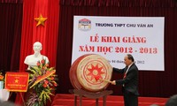 Deputi PM Vietnam Nguyen Xuan Phuc  menghadiri upaca pembukaan tahun kuliah  baru di Sekolah Tinggi Perdagangan Luar Negeri  Hanoi