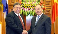 Deputi PM Vietnam Nguyen Xuan Phuc menerima Wakil Ketua Dewan Menteri Kuba.