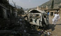Ledakan bom  membuat  25 orang  tewas dan 20 orang menderita luka-luka di Pakistan