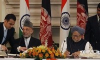 Presiden Afghanistan berkunjung di India untuk mengusahakan bantuan bagi rekonstruksi  Tanah Air.