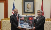 Direktor Jenderal NASA melakukan temu kerja dengan  Institut  Ilmu Pengetahuan dan Teknologi Vietnam