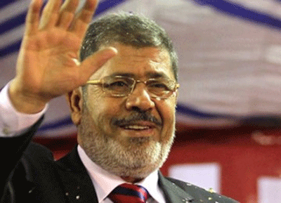 Presiden Mesir Mohamed Morsi  menandatangani dekrit  pelaksanaan UUD  baru