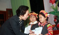 Wapres  Vietnam, Nguyen Thi Doan mengunjungi dan memberikan bingkisan  kepada pelajar miskin di provinsi Lai Chau