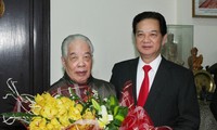 PM Vietnam Nguyen Tan Dung mengunjungi dan menyampaikan ucapan selamat Tahun Baru kepada para mantan pemimpin Partai Komunis dan Negara                   