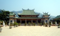 Pagoda Linh Ung –Lapangan pantai But- salah satu diantara  tempat-tempat wisata spiritualitas yang  terkenal di kota Da Nang 