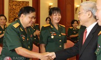 Sekjen KS PKV Nguyen Phu Trong menemui  para utusan peserta Kongres  Serikat Buruh Tentara