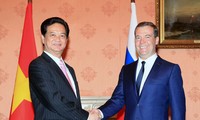 PM Vietnam, Nguyen Tan Dung mengadakan pembicaraan dengan PM Rusia, Dmitry Medvedev