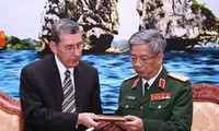 Wakil Pembantu Menteri Pertahanan Amerika Serikat urusan masalah POW/MIA melakukan kunjungan di Vietnam