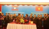 Menandatangai notulen Konferensi ke-3 Menteri Tenaga Kerja dan Kesejahteraan Sosial Vietnam –Laos .