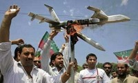 Pesawat  tanpa awak   Amerika Serikat  melakukan  serangan udara terhadap Pakistan.