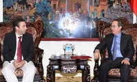 Deputi PM Vietnam, Ngyen Thien Nhan menerima Deputi Menteri Komunikasi Kuba, Wilfresdo Gonalez Vidal.