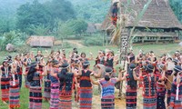 Tung tung da da - Tarian rakyat etnis minoritas Co Tu yang dipersembahkan kepada dewa