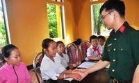Mengunjungi kelas kecil di kecamatan pulau Song Tu Tay