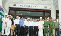 Deputi PM Vietnam Nguyen Xuan Phuc memeriksa pekerjaan memberikan remisi.