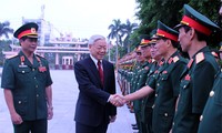 Sekjen KS PKV Nguyen Phu Trong menghadiri pembukaan tahun ajar baru  di Akademi Pertahanan