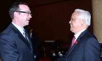 Wakil ketua MN Vietnam Uong Chu Luu menerima delegasi Legislator Persahabatan Kanada- Vietnam