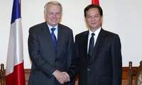 PM Vietnam, Nguyen Tan Dung melakukan kunjungan  di Perancis 