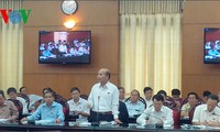 Para anggota fulltimer  Majelis Nasional Vietnam memberikan pendapat kepada rancangan amandemen UUD-1992