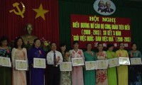 Deputi PM Nguyen Xuan Phuc menghadiri Konferensi memuji kader wanita serikat buruh yang tipikal