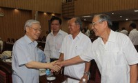 Pertemuan dengan para mantan pejabat  tinggi di daerah Vietnam Selatan