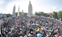 Rakyat Thailand melakukan demonstrasi untuk menentang rancangan Undang-Undang tentang  Pemberian Amnesti